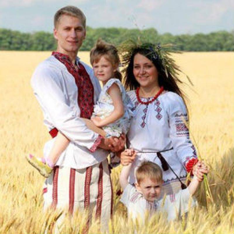 Живет в белорусском слушать. Традиционная русская семья. Славянская семья. Славянские дети. Славяне семья.