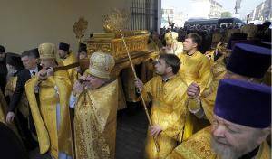 Ковчег с мощами святителя Николая принесен в Александро-Невскую лавру