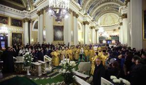 Святейший Патриарх Кирилл совершил Божественную литургию в Свято-Троицком соборе Александро-Невской лавры